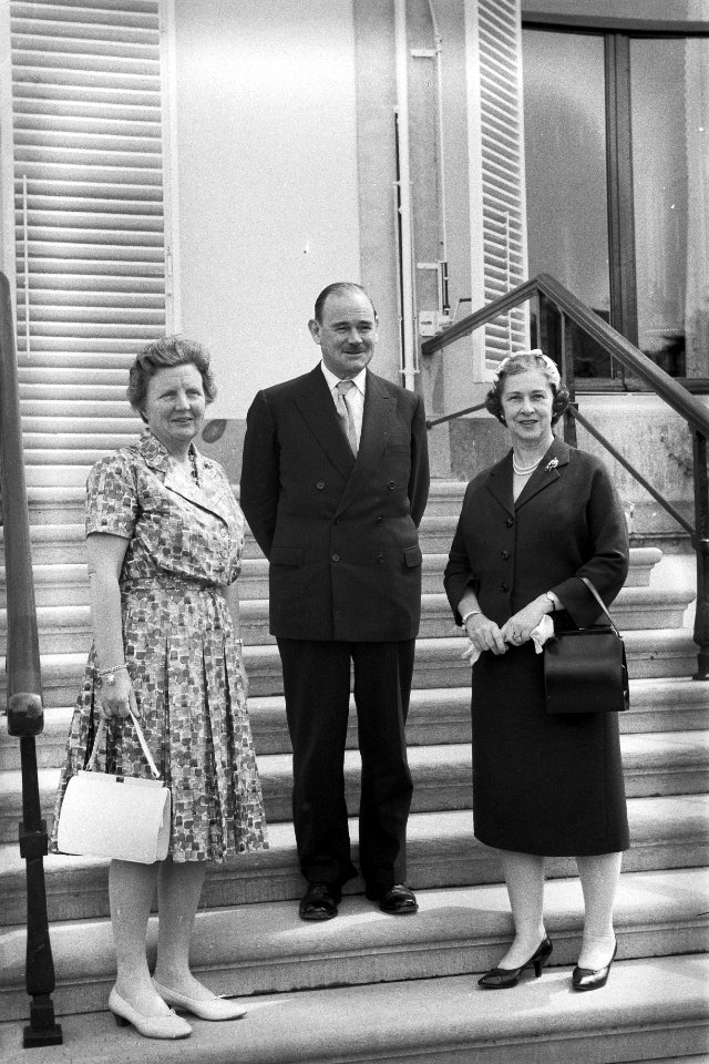 V.l.n.r. minister Hasluck en mevrouw Hasluck, Bestanddeelnr 911-2798