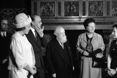 V.l.n.r. prinses Beatrix, prins Bernhard, Martin Buber en koningin Juliana, Bestanddeelnr 915-3279
