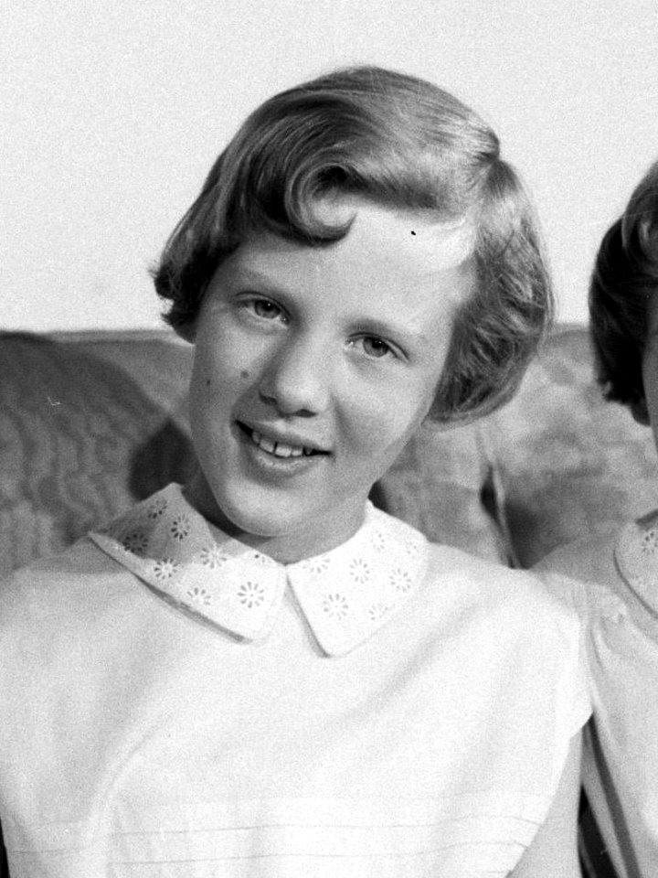 V.l.n.r. Prinses Benedikte, Prinses Margrethe en Prinses Anne Marie met een boek, Bestanddeelnr 252-8645 (cropped)