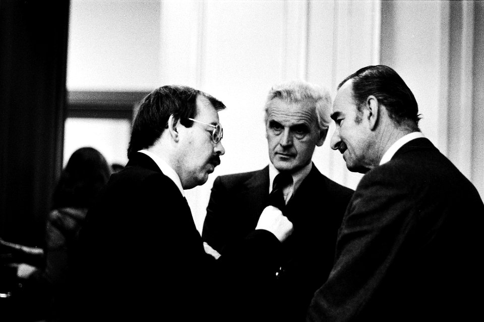 V.l.n.r. Relus ter Beek (PvdA), staatssecretaris Durk van der Meij (Buitenlandse, Bestanddeelnr 930-5383
