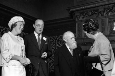 V.l.n.r. prinses Beatrix, prins Bernhard, Martin Buber en koningin Juliana, Bestanddeelnr 915-3278