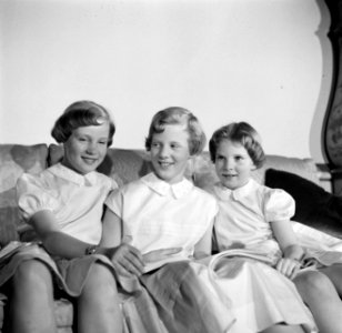 V.l.n.r. Prinses Benedikte, Prinses Margrethe en Prinses Anne Marie met een boek, Bestanddeelnr 252-8647