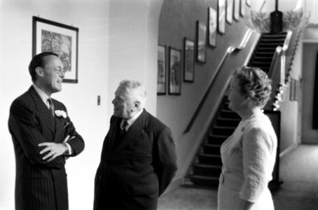 V.l.n.r. prins Bernhard, premier Nash en koningin Juliana, Bestanddeelnr 911-2691