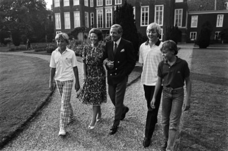 V.l.n.r. prins Johan Friso, koningin Beatrix, prins Claus, prins Willem-Alexande, Bestanddeelnr 932-6734