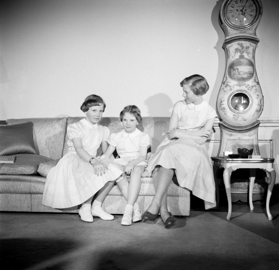 V.l.n.r. Prinses Benedikte, Prinses Anne Marie en Prinses Margrethe op de bank i, Bestanddeelnr 252-8637