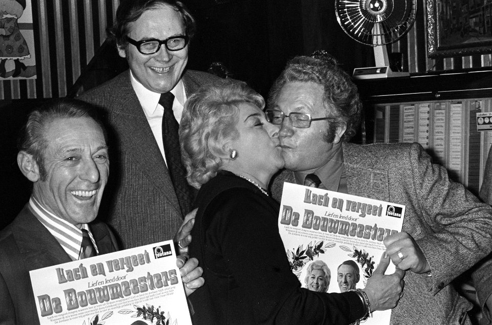 V.l.n.r. Niek Bouwmeester, Gerrit den Braber, Bep Bouwmeester en Johnny Jordaan, Bestanddeelnr 927-0149