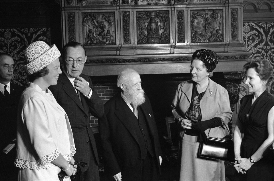 V.l.n.r. prinses Beatrix, prins Bernhard, Martin Buber en koningin Juliana, Bestanddeelnr 915-3280