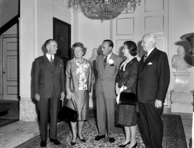 V.l.n.r. senator Fulbright, koningin Juliana, prins Bernhard, mevrouw Fulbright , Bestanddeelnr 916-4157