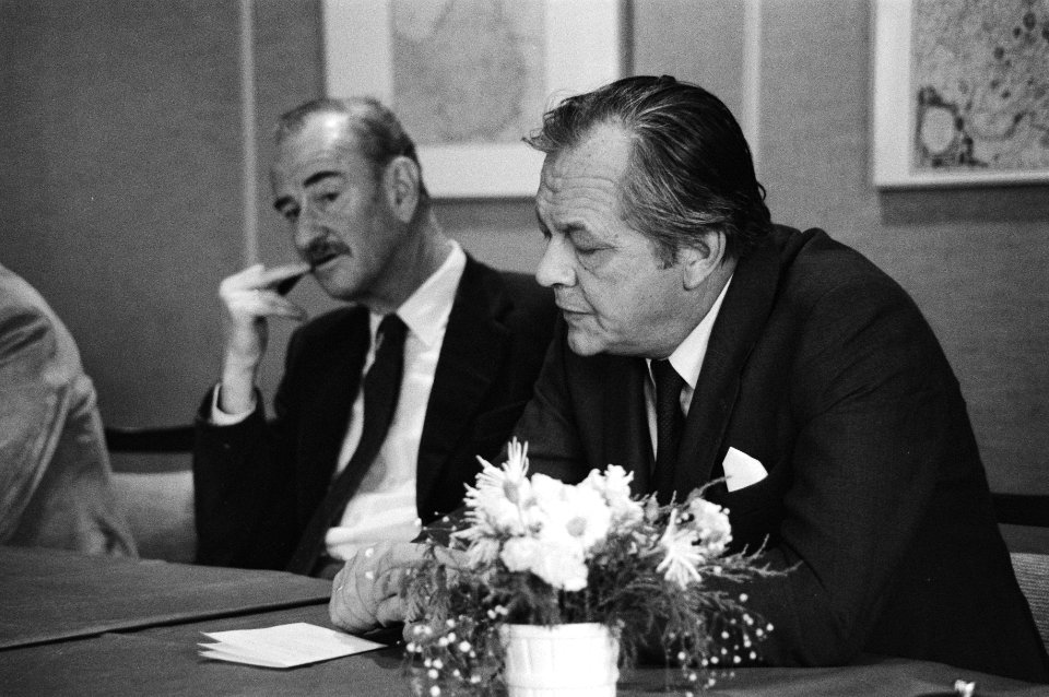 V.l.n.r. Minister Chris van der Klaauw en de Noorse minister van Buitenlandse Za, Bestanddeelnr 931-2699