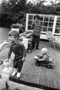 V.l.n.r. prins Maurits, prinses Margriet en prins Bernhard jr., Bestanddeelnr 924-6329