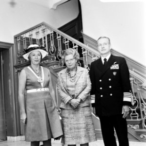 V.l.n.r mevrouw Cousins, koningin Juliana en admiraal Cousins, Bestanddeelnr 926-4554