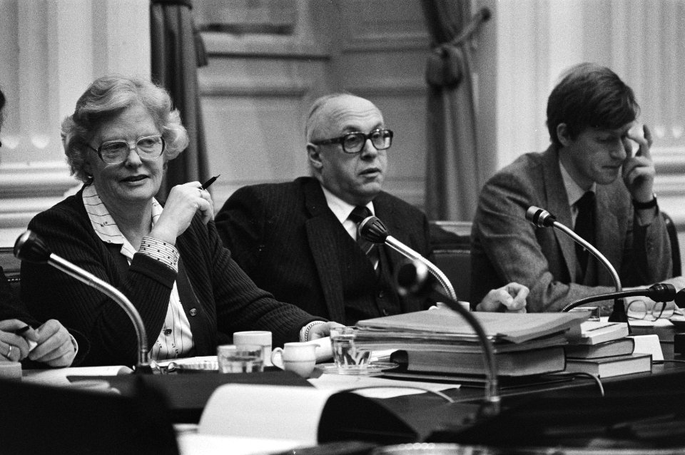 V.l.n.r. staatssecretaris Els Veder-Smit en voorzitter Cor van Dis tijdens de ve, Bestanddeelnr 931-2722