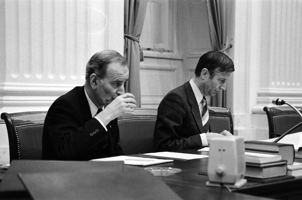 V.l.n.r. minister Chris van der Klaauw en minister-president Dries van Agt luist, Bestanddeelnr 931-2918