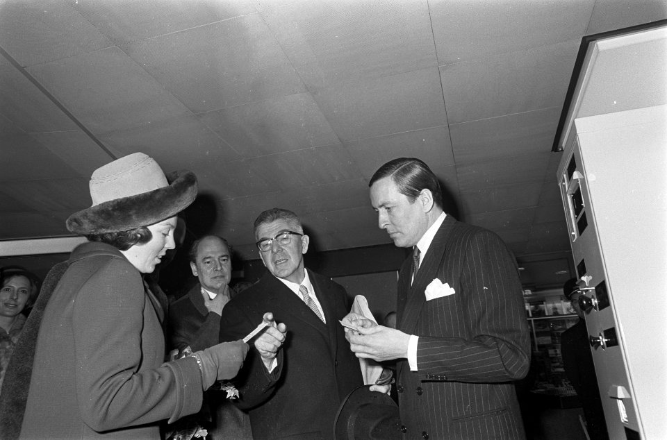 V.l.n.r. prinses Beatrix, burgemeester Thomassen en prins Claus, Bestanddeelnr 921-0610