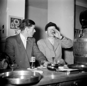 V.l.n.r. schippers Laurens en Anton Rieb aan de bar in café Zur Rheinlust van K…, Bestanddeelnr 254-1550