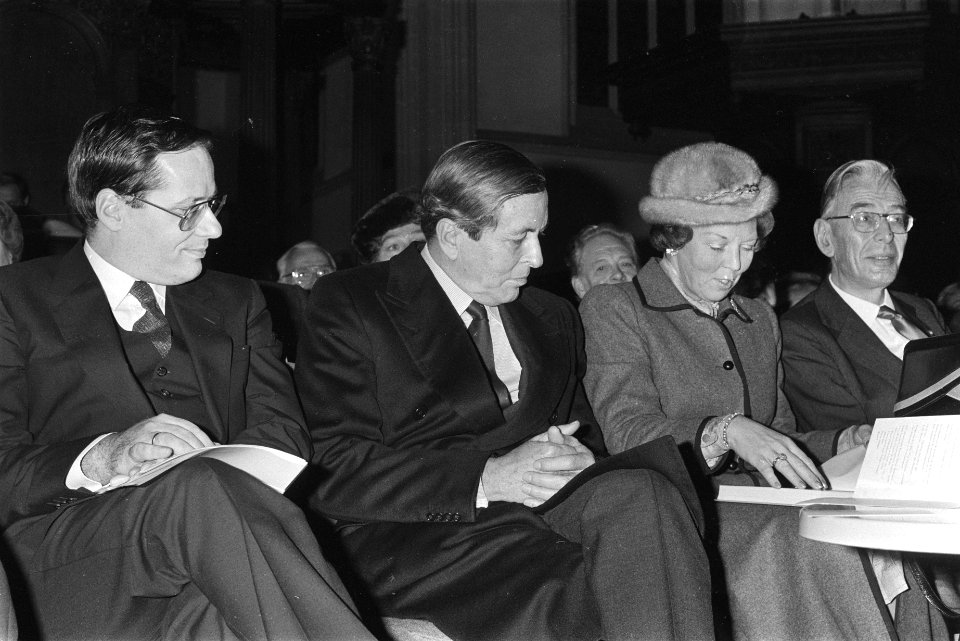 V.l.n.r. Minister Deetman (Onderwijs), prins Claus en koningin Beatrix en presid, Bestanddeelnr 932-8056