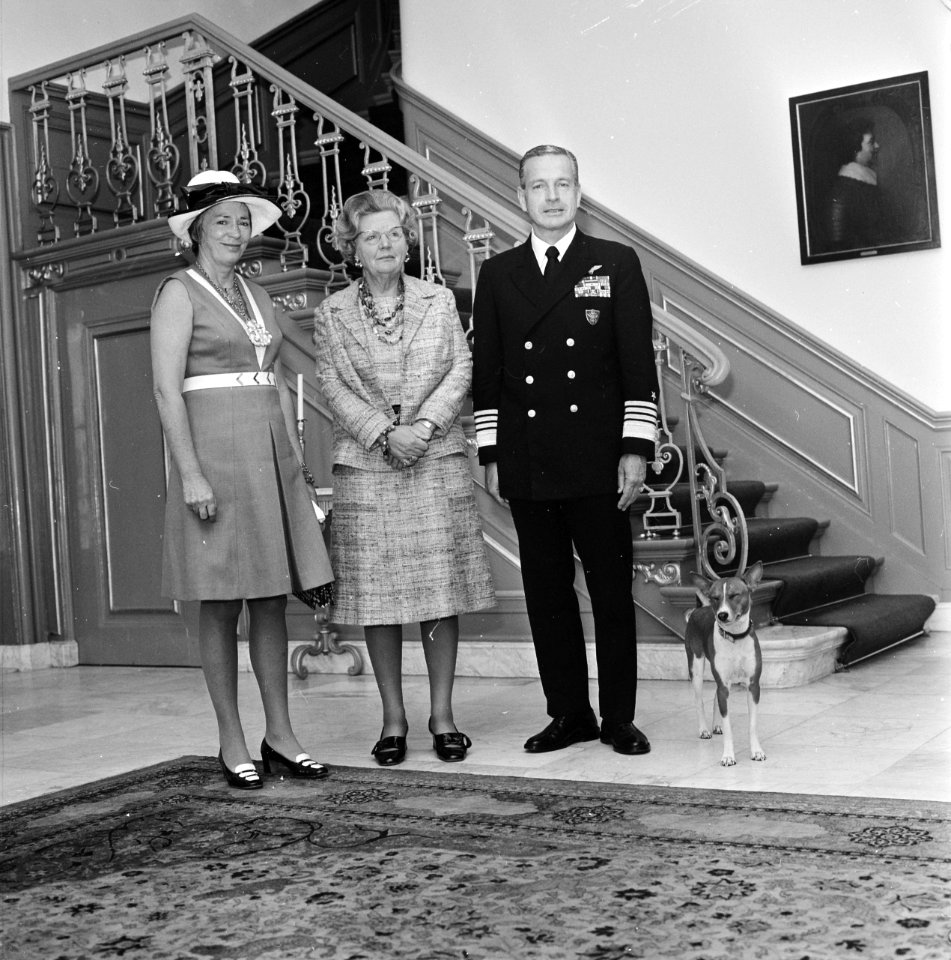 V.l.n.r mevrouw Cousins, koningin Juliana en admiraal Cousins, Bestanddeelnr 926-4553