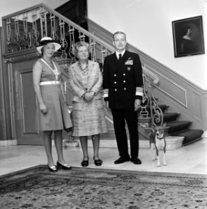 V.l.n.r mevrouw Cousins, koningin Juliana en admiraal Cousins, Bestanddeelnr 926-4553