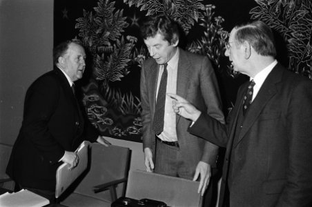 V.l.n.r. VNO-voorzitter Van Veen , FNV-voorzitter Wim Kok en SER-voorzitter De P, Bestanddeelnr 932-4415