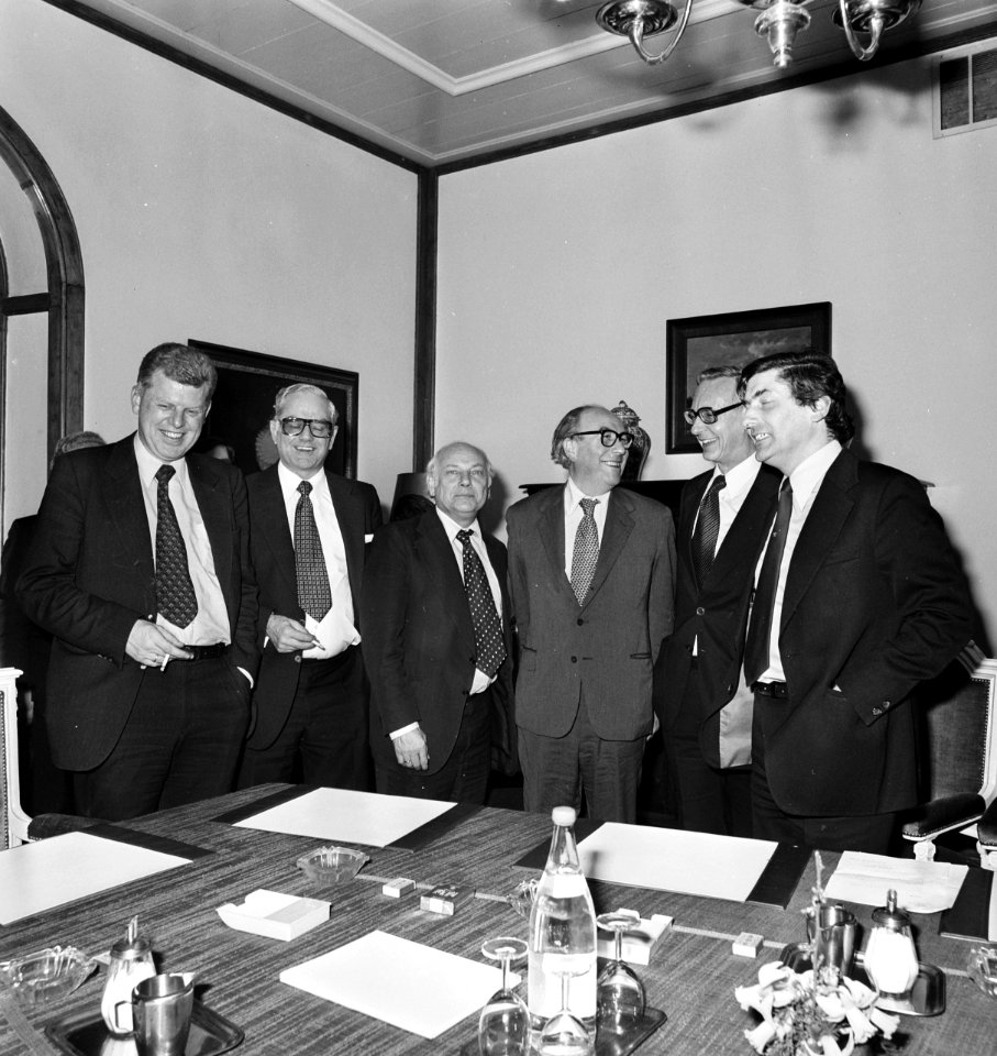 V.l.n.r. minister Duisenberg (PvdA), minister Van der Stee (KVP), premier Den U, Bestanddeelnr 929-0816