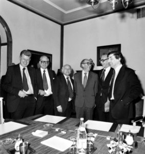 V.l.n.r. minister Duisenberg (PvdA), minister Van der Stee (KVP), premier Den U, Bestanddeelnr 929-0816