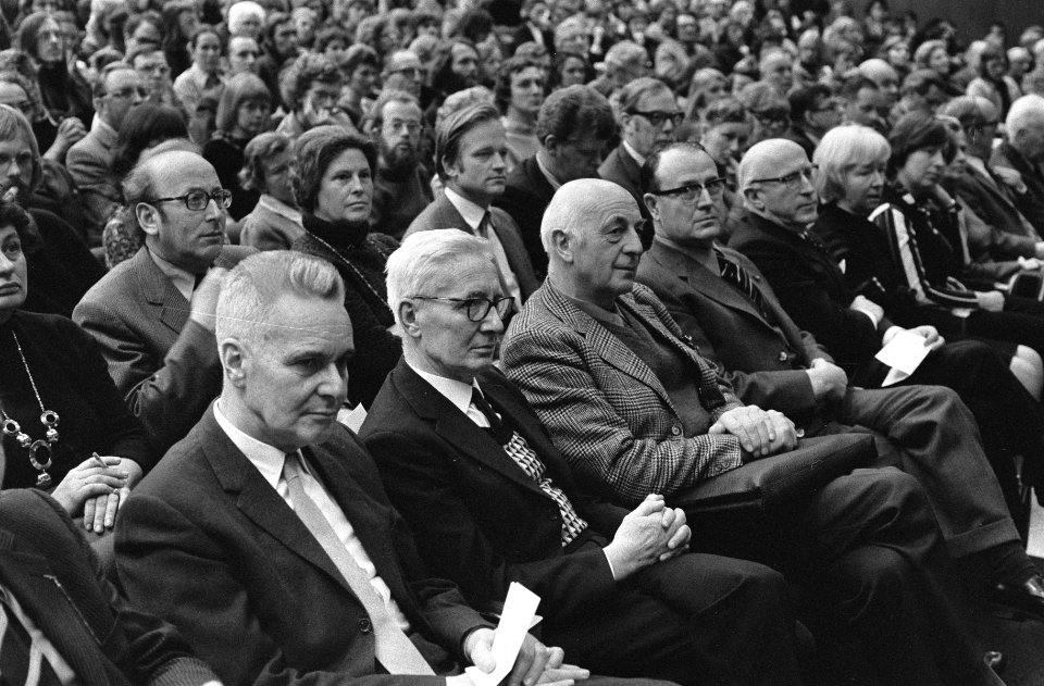 V.l.n.r J. Tinbergen, N. Tinbergen, S. Mansholt, mr. Kranenburg, burgemeester Sa, Bestanddeelnr 927-0387