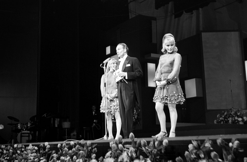 V.l.n.r Willeke Alberti , Guus Oster , Annemarie Oster, Bestanddeelnr 922-1823