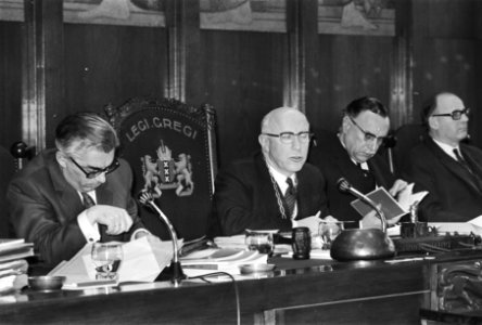 V.l.n.r. wethouder Wim Polak, burgemeester Ivo Samkalden en gemeentesecretaris …, Bestanddeelnr 924-3431