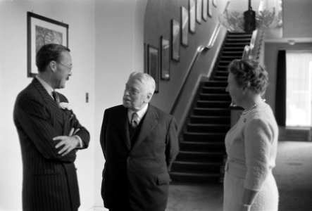 V.l.n.r. prins Bernhard, premier Nash en koningin Juliana, Bestanddeelnr 911-2690
