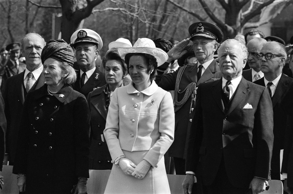 V.r.n.l. gouverneur-generaal Michener, prinses Margriet en mevrouw Michener-Wil…, Bestanddeelnr 924-4589