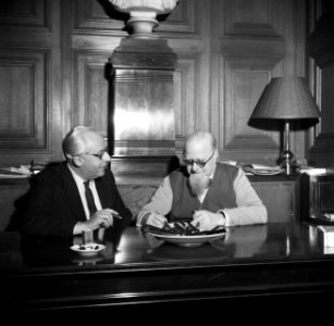 V.l.n.r. Willem van de Poll en Hans Peter Sørensen aan een tafel met daarop een , Bestanddeelnr 252-9010