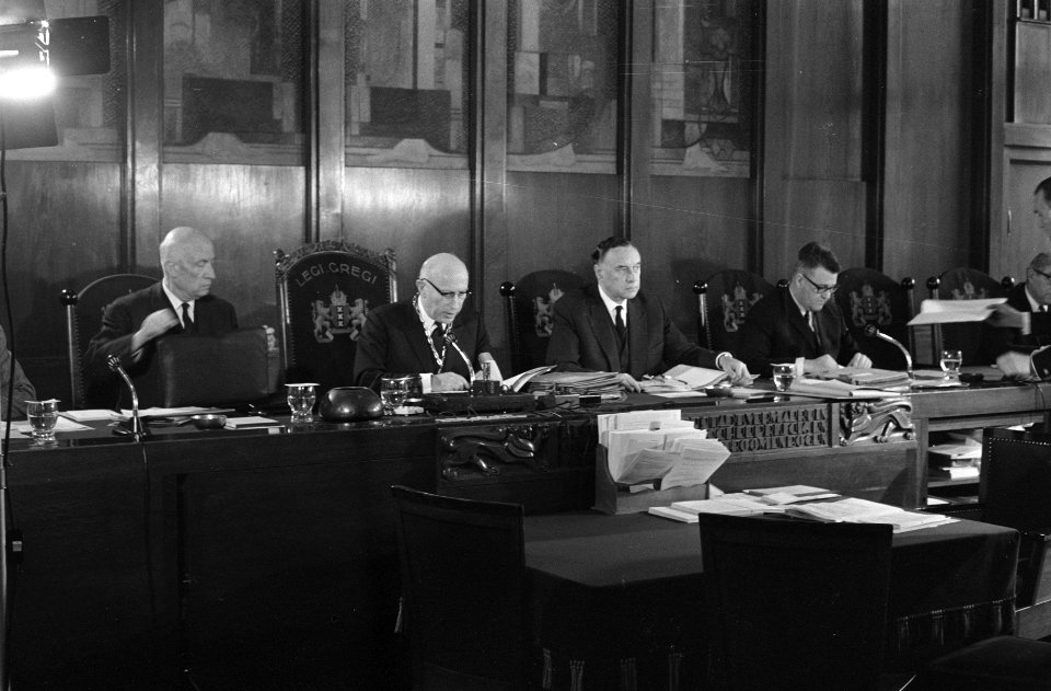 V.l.n.r wethouder P.J. Koets van Volkshuisvesting, burgemeester Ivo Samkalden, , Bestanddeelnr 923-4462