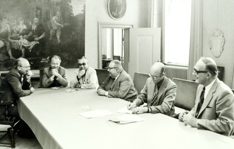 V.l.n.r.v.d. Berg,(CDA) v.d. Water, W. (P.V.D.A.), van Houten, P.C. Thuis, A (V.V.D.), Rodink, J. (C.D.A.) , NL-HlmNHA 5400463529