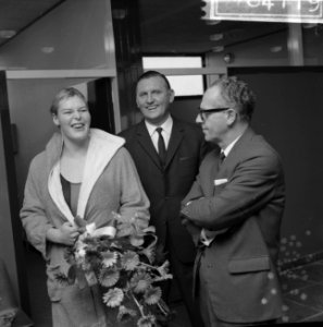V.l.n.r. zwemster Ada Kok, de voorzitter van Stichting Sportfondsen en minister , Bestanddeelnr 918-4119
