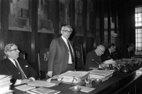 V.l.n.r. Wethouders J. Bootsma en Wim Polak, en burgemeester Ivo Samkalden, Bestanddeelnr 924-3489