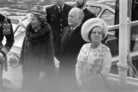 V.l.n.r. Norah Michener, gouverneur-generaal Michener en koningin Juliana, Bestanddeelnr 924-4505 photo