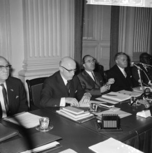 V.l.n.r. minister Samkalden van Justitie, minister-president Cals en minister va, Bestanddeelnr 918-4323