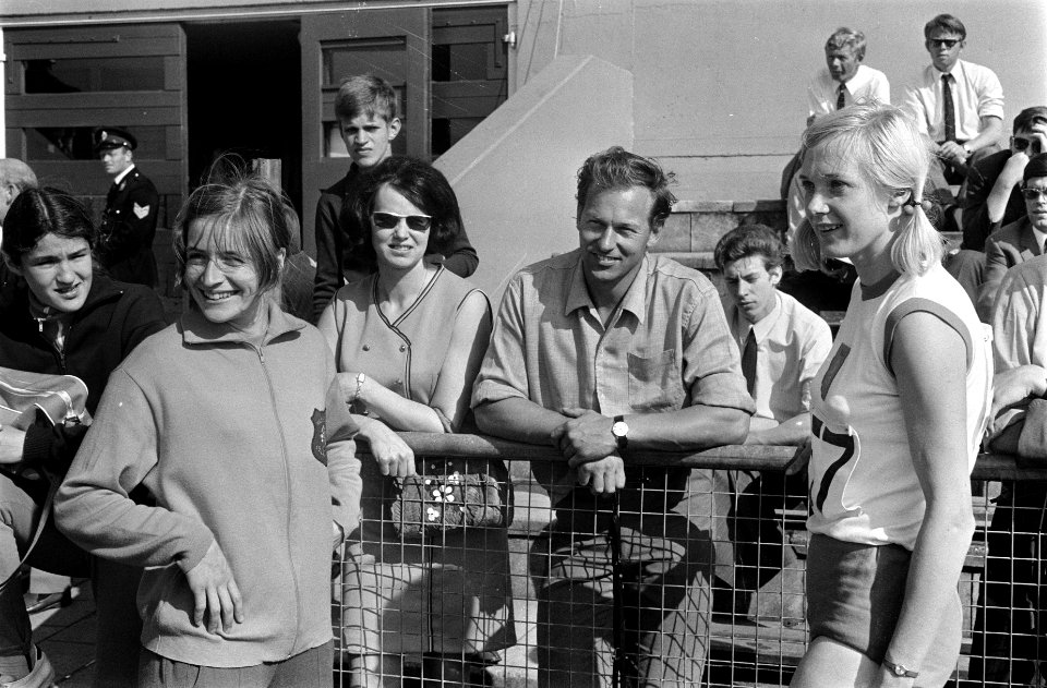V.l.n.r. Wilma van der Berg, Lia Louwer-Hinten, oud-coach Wil Westphal en Corrie, Bestanddeelnr 922-6232