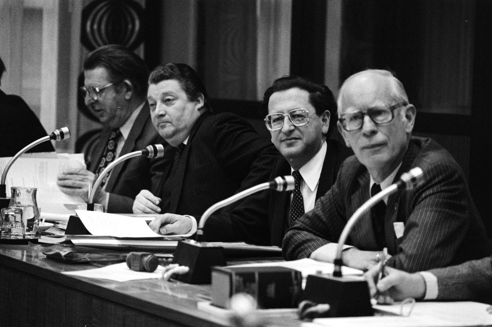 V.r.n.l. Frits Portheine, minister Arie Pais en staatssecretaris Ad Hermes tijde, Bestanddeelnr 931-2719