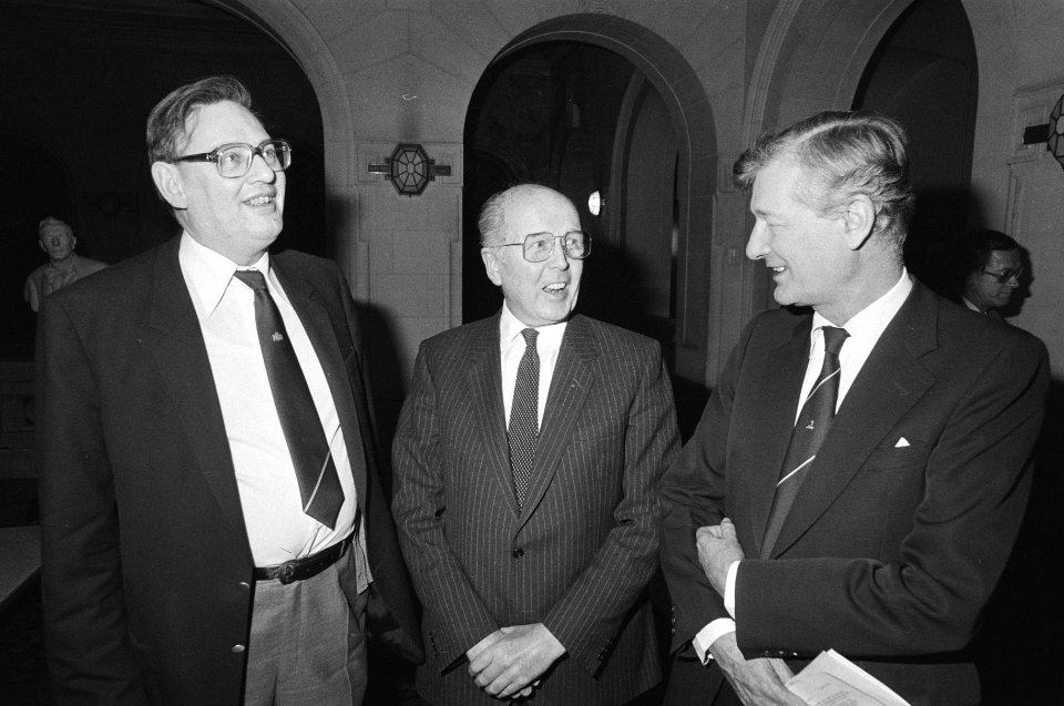 V.l.n.r. Minister van Aardenne (Economische Zaken), ADM-directeur Bosman en mini, Bestanddeelnr 932-4543