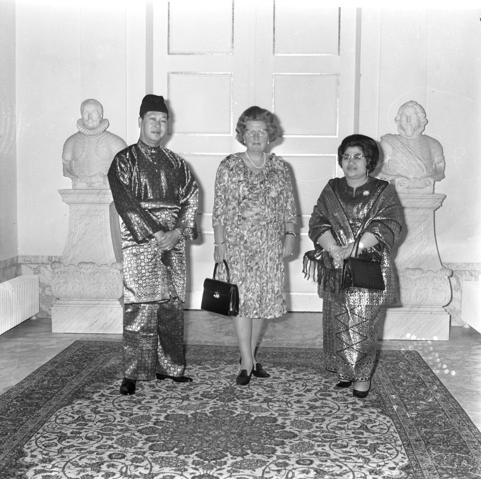 V.l.n.r sultan Salahuddin Abdul Aziz, Shah, koningin Juliana en de echtgenote …, Bestanddeelnr 917-9406