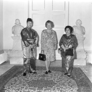 V.l.n.r sultan Salahuddin Abdul Aziz, Shah, koningin Juliana en de echtgenote …, Bestanddeelnr 917-9406