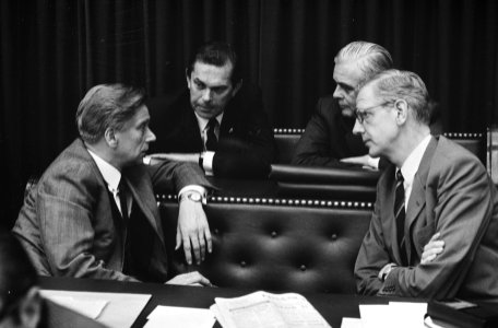 V.l.n.r. Veringa (KVP), Biesheuvel (ARP), Geertsema (VVD) en Udink (CHU) in ges…, Bestanddeelnr 924-5440