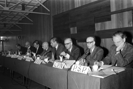 V.r.n.l. Wiebenga (PSP) (deels zichtbaar), Van het Schip (CPN), Geertsema (VVD)…, Bestanddeelnr 924-4403