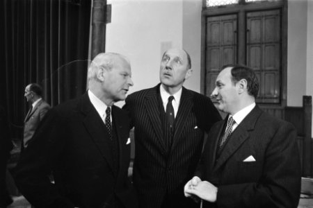 V.l.n.r. staatssecretaris De Koster, minister Luns en ..., Bestanddeelnr 924-4673