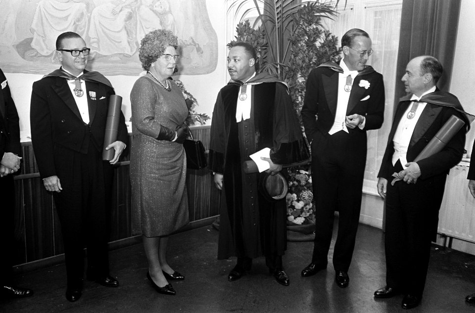 V.l.n.r. minister-president van de Antillen E. Jonckheer, koningin Juliana , dr., Bestanddeelnr 918-3383