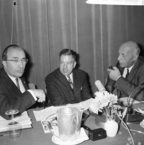 V.l.n.r. minister-president Cals , J.H.C. Molenaar en dr. Mansholt, Bestanddeelnr 918-4430