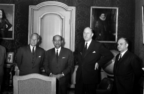 V.l.n.r. staatssecretaris De Koster, minister Mahmoed Riad en minister Luns, Bestanddeelnr 922-5443
