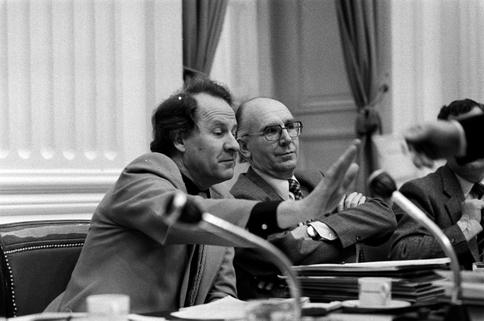 V.l.n.r. Staatssecretaris Gerrit Brokx en voorzitter Stan Poppe tijdens een verg, Bestanddeelnr 931-3102