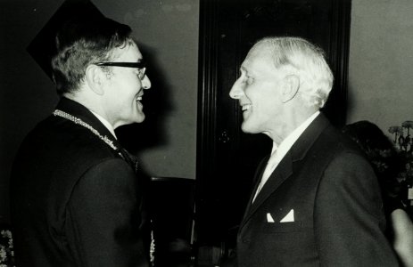 V.l.n.r.Gou, burgemeester Mr. Dr. L. de Happè, wethouder, NL-HlmNHA 5400463866